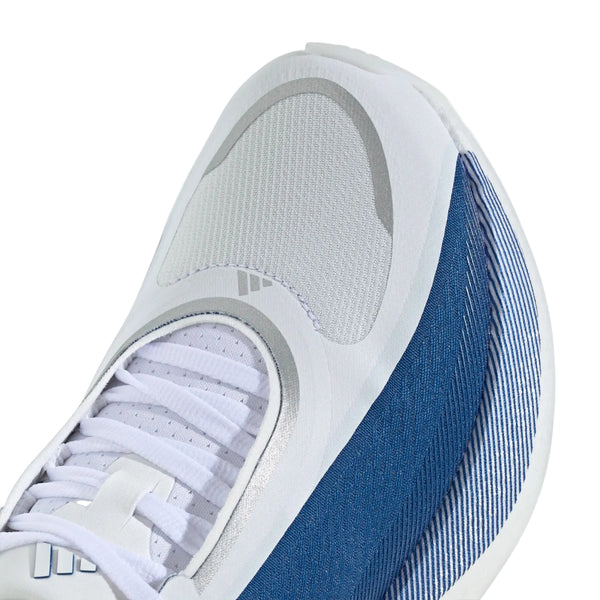 Nærbillede af Adidas Hyperboost Edge Dame i Cloud White/Equipment Blue/Zero Metalic, der viser hvid mesh foran, blåt sidestof, hvide snørebånd og grå-sølv detaljer - en moderne landevejsløbesko med atletisk design og fokus på komfort.