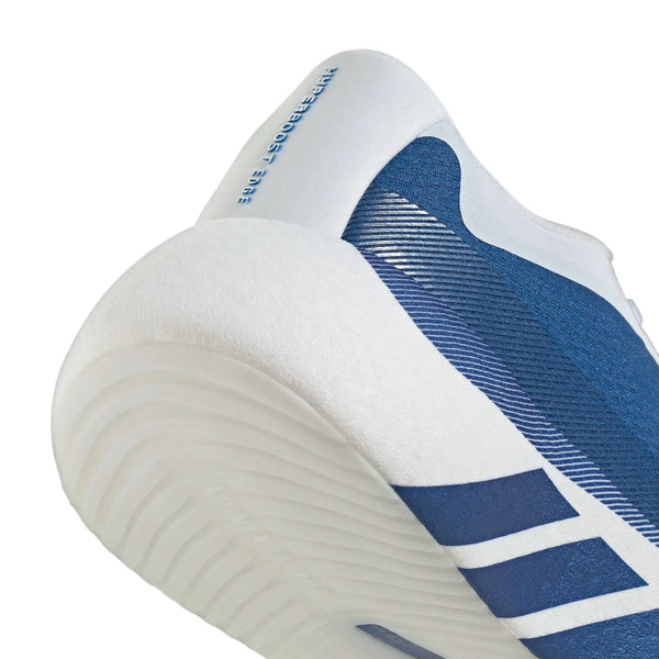 Nærbillede af hælen og sålen på Adidas Hyperboost Edge Dame i Cloud White/Equipment Blue/Zero Metalic. "HYPERBOOST LANE" er trykt på den hvide hæl, med en struktureret sål og diagonale striber til behageligt løb på vejen.