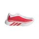 Adidas Hyperboost Edge Dame i Cloud White/Pure Ruby/Zero Metalic har en tyk hvid sål, røde striber i mellemsålen, en strømlinet rød overdel med hvide detaljer og minimal branding til behageligt løb på landevejen.
