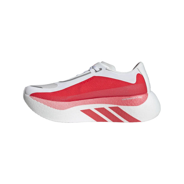 Adidas Hyperboost Edge til kvinder i Cloud White/Pure Ruby/Zero Metallic har et slankt, lavt design med røde detaljer og tre diagonale striber, der giver komfort og stil til landevejsløb.
