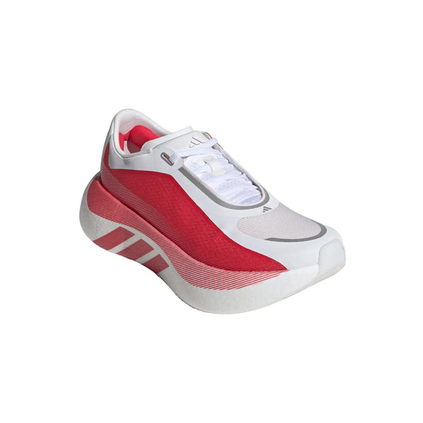 Adidas Hyperboost Edge Dame i Cloud White/Pure Ruby/Zero Metalic har røde detaljer, en struktureret sål og snørelukning til komfortabelt landevejsløb, vist vinklet på en almindelig hvid baggrund.