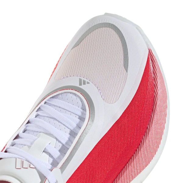 Nærbillede af Adidas Hyperboost Edge Dame-sneakeren i Cloud White/Pure Ruby/Zero Metallic med en overdel i mesh og hvide snørebånd, der giver åndbarhed - perfekt til behageligt løb på landevejen.