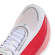 Nærbillede af Adidas Hyperboost Edge Dame-sneakeren i Cloud White/Pure Ruby/Zero Metallic med en overdel i mesh og hvide snørebånd, der giver åndbarhed - perfekt til behageligt løb på landevejen.