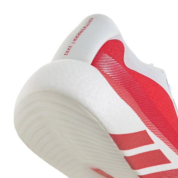 Nærbillede af hælen og ydersålen på Adidas Hyperboost Edge, Dame i Cloud White/Pure Ruby/Zero Metalic, der fremhæver den teksturerede hvide sål, de røde diagonale striber og de komfortable landevejsløbsfunktioner med rød tekst på overdelen.