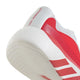 Nærbillede af hælen og ydersålen på Adidas Hyperboost Edge, Dame i Cloud White/Pure Ruby/Zero Metalic, der fremhæver den teksturerede hvide sål, de røde diagonale striber og de komfortable landevejsløbsfunktioner med rød tekst på overdelen.