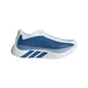 Adidas Hyperboost Edge, Herre i Cloud White/Equipment Blue/Zero Metalic, er en løbesko til mænd med en tyk struktureret sål, tre dristige blå striber nær hælen, lavprofildesign og snørelukning, der giver en enestående stil og komfort.