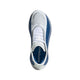 En top-down-visning af Adidas Hyperboost Edge, Herre i Cloud White/Equipment Blue/Zero Metalic viser blå accenter, en tåboks i mesh, hvide snørebånd, HYPERBOOM på den blå indersål og en ribbet ydersålskant til komfortabelt løb på vejen.