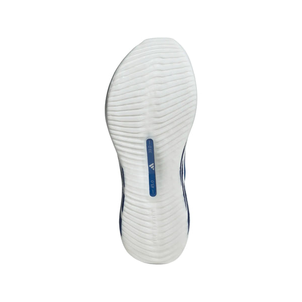 Adidas Hyperboost Edge løbesko herre-sålen i Cloud White/Equipment Blue/Zero Metalic har en bølget slidbane og blå detaljer med "5.0" og logo i midten, fotograferet på en hvid baggrund - ideel til komfortabelt landevejsløb.
