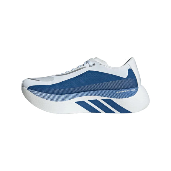 Adidas Hyperboost Edge, Herre i Cloud White/Equipment Blue/Zero Metalic er en lavprofileret løbesko med en tyk hvid sål, blåt sidepanel, tre blå striber på mellemsålen og snørebåndsdesign for enestående komfort på landevejsløb.