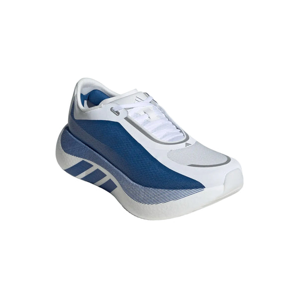 Adidas Hyperboost Edge, Herre i Cloud White/Equipment Blue/Zero Metallic har en overdel i mesh, tyk sål, blå detaljer og striber, hvide snørebånd, afrundet tå og giver fremragende komfort til landevejsløb.