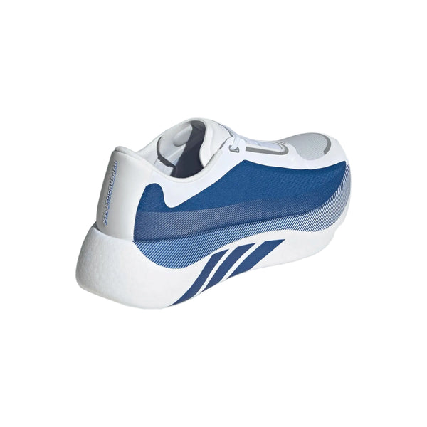 Adidas Hyperboost Edge til mænd i Cloud White/Equipment Blue/Zero Metallic har et slip-on-design, buet form, mørkeblå diagonale sidestriber, ingen synlige snørebånd, en tyk hvid sål og leverer overlegen komfort til landevejsløb.