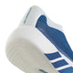 Nærbillede af hælen og sålen på Adidas Hyperboost Edge, Herre (Cloud White/Equipment Blue/Zero Metalic) viser en struktureret hvid ydersål, blå striber og et moderne design, der giver enestående komfort til landevejsløb.