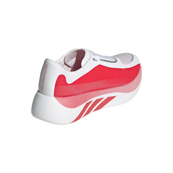 Adidas Hyperboost Edge Herre i Cloud White/Pure Ruby/Zero Metalic har en tyk sål, rødt sidepanel og røde striber på mellemsålen, set bagfra mod en almindelig lysegrå baggrund.