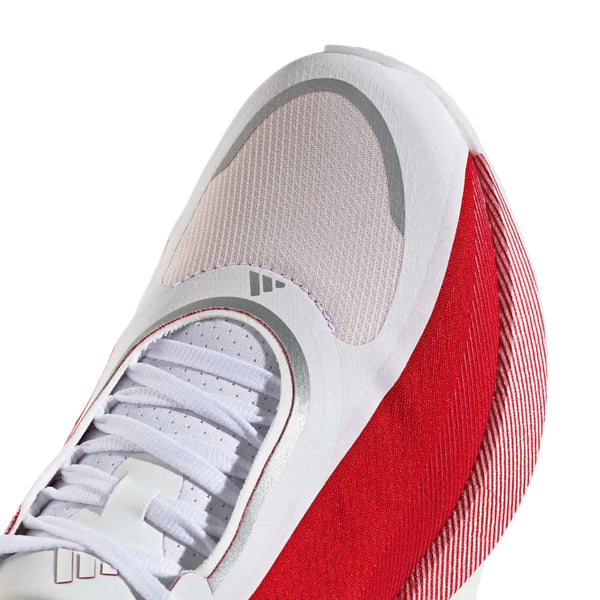 Nærbillede af Adidas Hyperboost Edge herre løbesko i Cloud White/Pure Ruby/Zero Metalic med synlige snørebånd, mesh-stof og syntetiske overlays på overdelen.