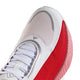 Nærbillede af Adidas Hyperboost Edge herre løbesko i Cloud White/Pure Ruby/Zero Metalic med synlige snørebånd, mesh-stof og syntetiske overlays på overdelen.
