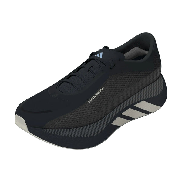 Vi præsenterer Adidas Hyperboost Edge til kvinder i farvekombinationen Chacoa/Ntgrey/Alumin x Hermanos Koumori: en sort løbesko til landevej, designet med en tyk, buet sål, en overdel i åndbart mesh og iøjnefaldende hvide detaljer på siden og tåen. Denne komfortfokuserede løbesko har synligt adidas-tekstlogo nær snørebåndene og et karakteristisk logo på tungen, hvilket giver løbere både støtte og stil.