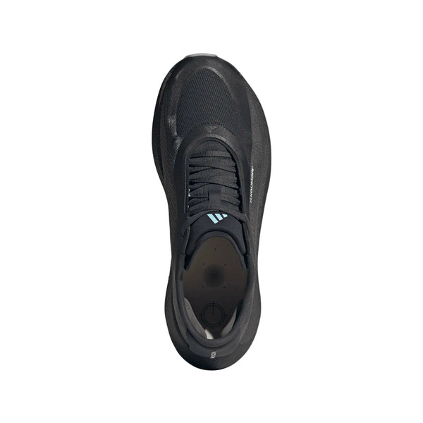 Oversigtsbillede af en sort Adidas Hyperboost Edge herreløbesko i farvekombinationen Chacoa/Ntgrey/Alumin x Hermanos Koumori, med afrundet tå, åndbar overdel i mesh, sorte snørebånd og tre lyseblå diagonale striber ved tungen – hvilket fremhæver det karakteristiske Hyperboost Edge-design. Denne komfortfokuserede løbesko til landevej har en synlig indersål og en let struktureret ydersål, der sikrer øget komfort og ydeevne.