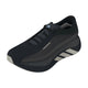 En sort Adidas Hyperboost Edge-løbesko til mænd i farvekombinationen Chacoa/Ntgrey/Alumin x Hermanos Koumori med grå detaljer, en tyk, stødabsorberende sål og teksten »HUGOMOON« på siden. Denne komfortfokuserede landevejs-løbesko til mænd har et moderne, strømlinet design og vises på en hvid baggrund.