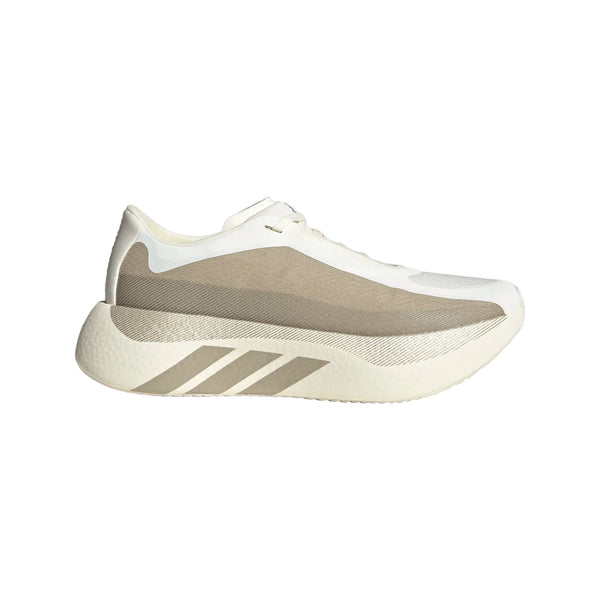 Adidas Hyperboost Edge til mænd i farverne Off White og Wonder Cargo vises her set fra venstre profil på en hvid baggrund og har mesh-paneler, en tyk sål og tre lyse, diagonale striber på mellemsålen. Denne stilfulde sneaker er perfekt til komfortabel vejløb og designet til herrer, der søger både stil og ydeevne.