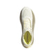 Et billede set ovenfra af Adidas Hyperboost Edge, Herre i farvekombinationen Off White/Wonder Cargo/Wonder Cargo viser en hvid og beige løbesko med teksten »HYPERBOO« trykt på den gule indersål. Denne løbesko til mænd har en tådel af mesh og snørebånd, der er designet til behagelig løb på vej, og er fotograferet på en ensfarvet hvid baggrund.