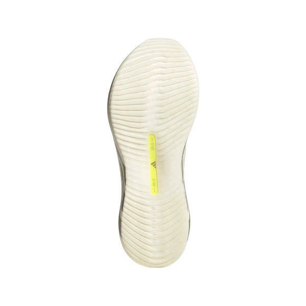 Billedet viser den offwhite, strukturerede sål på Adidas Hyperboost Edge, Herre i farvekombinationen Off White/Wonder Cargo/Wonder Cargo, set nedefra. En gul etiket med tekst er placeret ved midterste fodbue. Mønsteret på sålen består af bølgede, parallelle linjer, der er udviklet til at give optimal komfort til løb på vej og gør skoen til et af de mest populære valg blandt herreløbesko.
