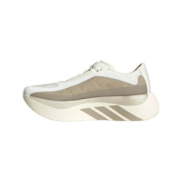 Adidas Hyperboost Edge er en herreløbesko i offwhite og wonder cargo med en tyk sål, overdel i mesh og de karakteristiske tre diagonale striber langs mellemsålen. Herreløbeskoen er afbildet med ydersiden vendt mod venstre på en hvid baggrund.