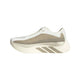 Adidas Hyperboost Edge er en herreløbesko i offwhite og wonder cargo med en tyk sål, overdel i mesh og de karakteristiske tre diagonale striber langs mellemsålen. Herreløbeskoen er afbildet med ydersiden vendt mod venstre på en hvid baggrund.