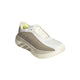 Adidas Hyperboost Edge Herre er en enkelt model af en off-white og Wonder Cargo-inspireret sportssko med en tyk sål, overdel i mesh og diskret logo på siden. Denne stilfulde sko, der er designet som en komfortabel herresko til vejløb, er fotograferet på en ensfarvet hvid baggrund.