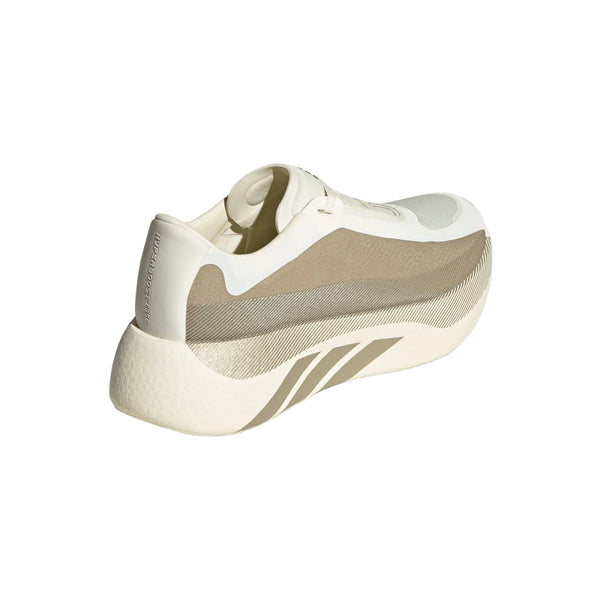 Set bagfra har Adidas Hyperboost Edge til mænd i farverne Off White og Wonder Cargo åndbare mesh-sidepaneler og en struktureret sål, der er udviklet til behagelig løb på vej. Det ikoniske Adidas-logo ses både på hælen og sålen, hvilket gør denne alsidige herreløbesko til en ideel kombination af stil og ydeevne.
