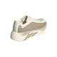 Set bagfra har Adidas Hyperboost Edge til mænd i farverne Off White og Wonder Cargo åndbare mesh-sidepaneler og en struktureret sål, der er udviklet til behagelig løb på vej. Det ikoniske Adidas-logo ses både på hælen og sålen, hvilket gør denne alsidige herreløbesko til en ideel kombination af stil og ydeevne.