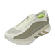 Adidas Hyperboost Edge Herre i farvekombinationen Off White/Wonder Cargo/Wonder Cargo er en lys beige og Wonder Cargo-farvet sportssko med en tyk, formstøbt sål og minimalistiske snørebånd, der giver et elegant, moderne design. Denne herreløbesko er perfekt til komfortabel vejløb og vises her på en hvid baggrund.