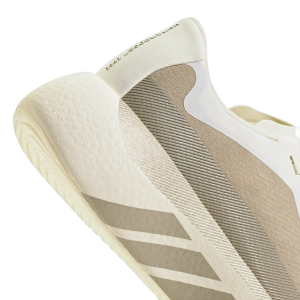 Nærbillede af hælen og siden på Adidas Hyperboost Edge (herre) i farvekombinationen Off White/Wonder Cargo, med strukturerede overflader, de karakteristiske diagonale striber og en glat gummisål – perfekt til behagelig løb på vej.