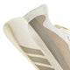 Nærbillede af hælen og siden på Adidas Hyperboost Edge (herre) i farvekombinationen Off White/Wonder Cargo, med strukturerede overflader, de karakteristiske diagonale striber og en glat gummisål – perfekt til behagelig løb på vej.