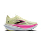 En Brooks Hyperion Max 3 dame-løbesko i farvekombinationen Luminary/Cyber Pink/Black, med en levende gul mesh-overdel, der sikrer god åndbarhed, en lyserød stribe langs mellemsålen, sorte detaljer og en hvid og blå sål. Designet har en responsiv mellemsål, der giver øget komfort og energiretur, og der står »Hyperion Max« trykt på mellemsålen. Skoen vises her set fra siden.