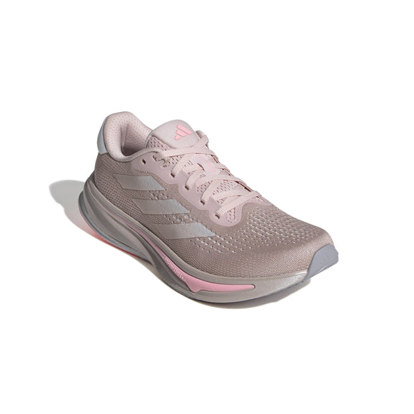 En enkelt Adidas Supernova Rise Dame-sko i Sanpin/Dshgry/Pinspa er vist på en hvid baggrund med hvide detaljer, en overdel i mesh, gummisål, Dreamstrike+-dæmpning og de ikoniske tre striber - en stilfuld neutral mængdetræningssko.