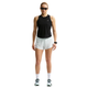 En person ser fremad iført solbriller, en sort Nk Swift Nvlt Brthe Tank fra Nike (Dame, Black/Black/White/Reflective Silv), hvide sportsshorts, sokker og løbesko samt et smartwatch på venstre håndled. Baggrunden er helt hvid.
