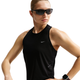 En kvinde i mørke solbriller og en sort Nike Nk Swift Nvlt Brthe Tank (Black/White/Reflective Silver) står med hænderne på hofterne og kigger til siden. Hun har et smartwatch på venstre håndled. Den ensfarvede baggrund er hvid.