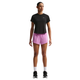 En person står og kigger fremad iført en sort kortærmet Nike-trøje og Nike Swift Breathe Mid-Rise 2.5" løbeshorts til kvinder i Lt Magenta/Photon Dust/Reflective Silver, hvide sokker og sorte løbesko på en almindelig hvid baggrund.