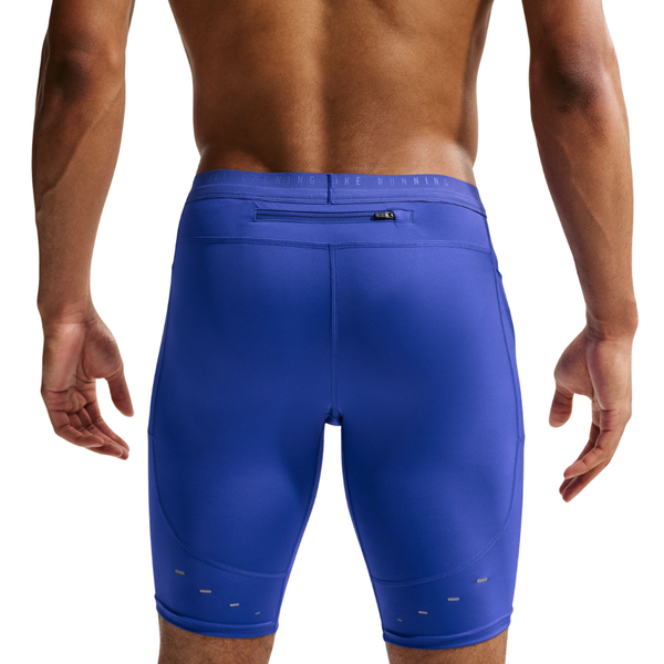 En mand ses bagfra iført tætsiddende, lyseblå Nike Stride Running Half Tights, Herre, Lapis/Reflective Silv med en lille lynlåslomme i linningen, reflekterende detaljer i bunden og Dri-FIT-teknologi for komfort.