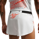 En mand er iført Nike Nk Dfadv Arswft Gfx 2Bf Shrt i Summit White med orange logo, rygdesign, sort linning, perforerede sider, hvid mesh-overdel og avanceret Dri-FIT ADV-teknologi.