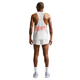 En person vender ansigtet væk, iført en hvid mesh-tank med orange grafik, Nike Nk Dfadv Arswft Gfx 2Bf Shrt herre i Summit White, hvide sokker, sportssko, kort hår og sportssolbriller.