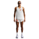 En person iført solbriller, en hvid ærmeløs sportstop, Nike Nk Dfadv Arswft Gfx 2Bf Shrt til mænd i Summit White, hvide sokker og hvide løbesko står med front mod en almindelig hvid baggrund.
