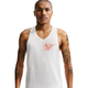 En mand med kort hår og tatoveringer på begge arme står foran en ensfarvet hvid baggrund iført Nike Nk Dfadv Aeroswift Gfx Snglt til mænd i farven Summit White. Den ærmeløse singlet har et orange Nike-logo på brystet, små perforeringer, der sikrer god åndbarhed, og er udviklet med avanceret Dri-FIT ADV-teknologi for optimal komfort under løbetræning.
