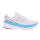 New Balance Infinion 1080 V15 Dame Angora har en overdel i mesh, der er hvid med lyseblå og grå detaljer, en tyk hvid stødabsorberende mellemsål, en blå sidestribe og det ikoniske N-logo, der sikrer maksimal komfort.