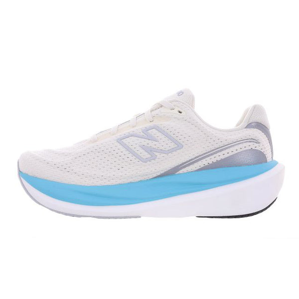 New Balance Infinion 1080 V15 Dame i farven Angora har en hvid overdel i mesh, en tyk sål i blå og hvid, grå detaljer, stødabsorbering for maksimal komfort samt et diskret N-logo – designet med henblik på både komfort og ydeevne.