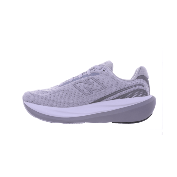 Et sidebillede af en lysegrå New Balance Infinion 1080 V15, Dame, Digital Mist løbesko med overdel i mesh, et markant logo på siden, polstret krave og en tyk, tofarvet skumsål i hvidt og gråt. Løbeskoen er designet som en neutral løbesko, der sikrer maksimal komfort, og vises her på en hvid baggrund.