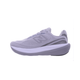Et sidebillede af en lysegrå New Balance Infinion 1080 V15, Dame, Digital Mist løbesko med overdel i mesh, et markant logo på siden, polstret krave og en tyk, tofarvet skumsål i hvidt og gråt. Løbeskoen er designet som en neutral løbesko, der sikrer maksimal komfort, og vises her på en hvid baggrund.