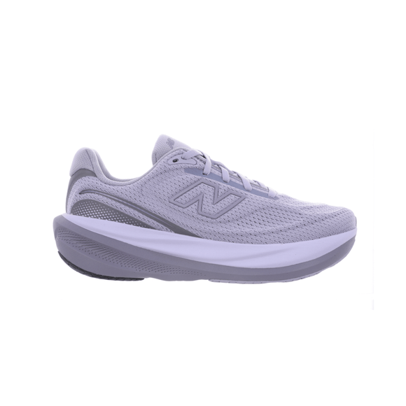 Et par lysegrå New Balance Infinion 1080 V15 løbesko til kvinder i farven »Digital Mist« med en overdel i mesh, en tyk, hvid og grå polstret sål, der sikrer maksimal komfort, samt det karakteristiske New Balance-logo på siden, vist i profil mod en hvid baggrund.