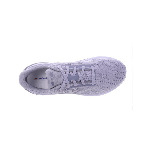Oversigtsbillede af en enkelt lysegrå sportssko, New Balance Infinion 1080 V15 Dame i farven Digital Mist, med mesh-materiale, snørebånd og et synligt NB-logo på siden. Skoen er designet som en neutral løbesko med henblik på maksimal komfort, og indersålen er prydet med udformet tekst og mærkedetaljer. Skoen er placeret på en hvid baggrund.