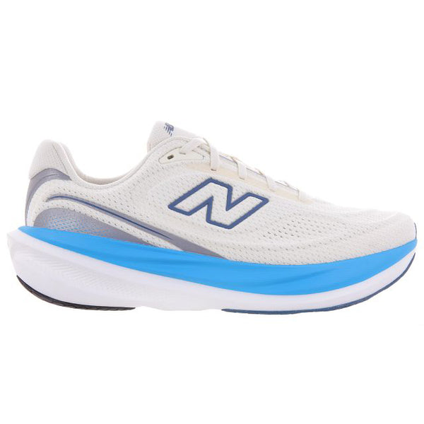 New Balance Infinion 1080 V15, Herre, Angora er en hvid løbesko med en blå stribe på mellemsålen, en tyk, polstret og stødabsorberende sål samt et blåt N-logo på siden. Vist på en ensfarvet hvid baggrund.